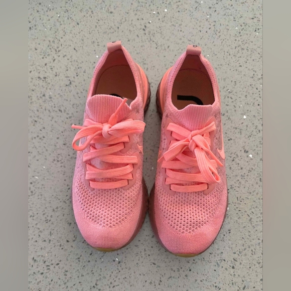 Nike - Picture 3 of 5